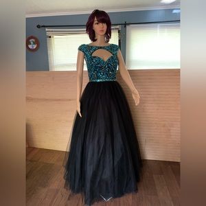 - - Beautiful Alice dress good conditions clean